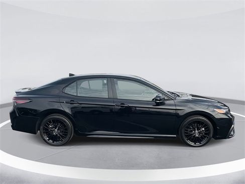 Used 2022 Toyota Camry SE image 3