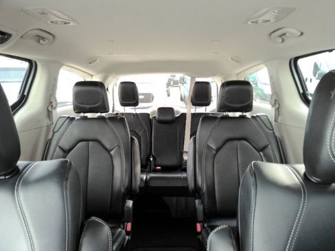 Used 2024 Chrysler Pacifica Touring-L image 38