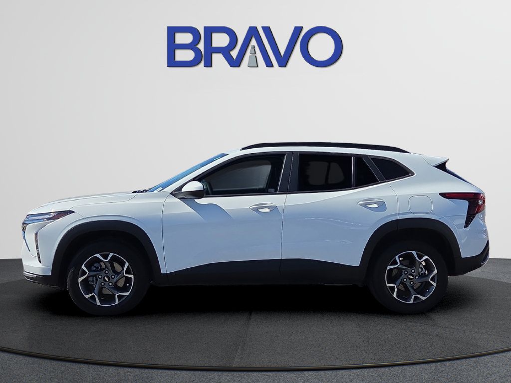 Used 2025 Chevrolet Trax LT FWD image 2