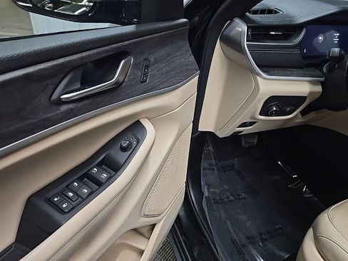 Used 2023 Jeep Grand Cherokee Limited w/ Black Appearance Package image 27