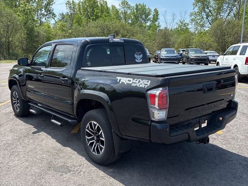 Used 2021 Toyota Tacoma TRD Sport w/ TRD Premium Sport Package AWD/4WD image 5