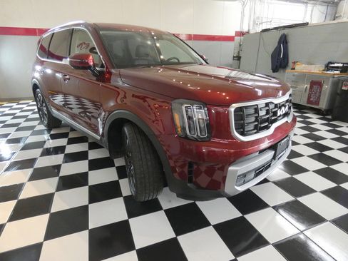 Used 2023 Kia Telluride AWD image 3