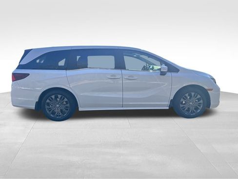 New 2026 Honda Odyssey Touring image 9