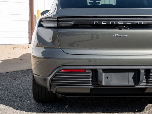 Used 2025 Porsche Macan Electric image 14