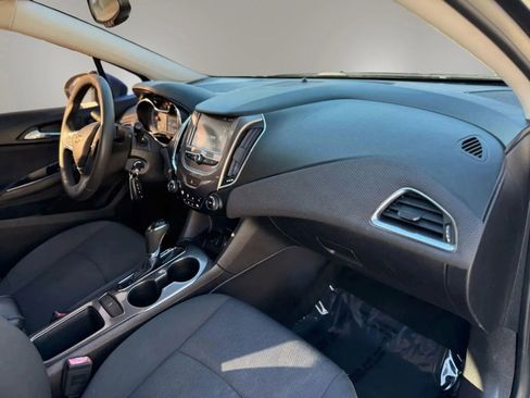 Used 2017 Chevrolet Cruze LT FWD image 16