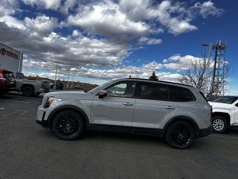 Used 2022 Kia Telluride SX w/ SX Prestige Package image 2