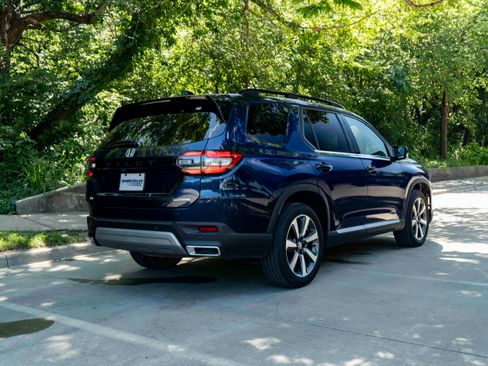 Used 2024 Honda Pilot Touring image 9