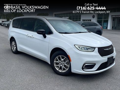 Used 2025 Chrysler Pacifica Select FWD image 1