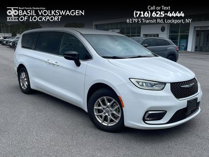 Used 2025 Chrysler Pacifica Select