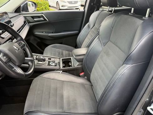 Used 2024 Mitsubishi Outlander SE FWD image 12