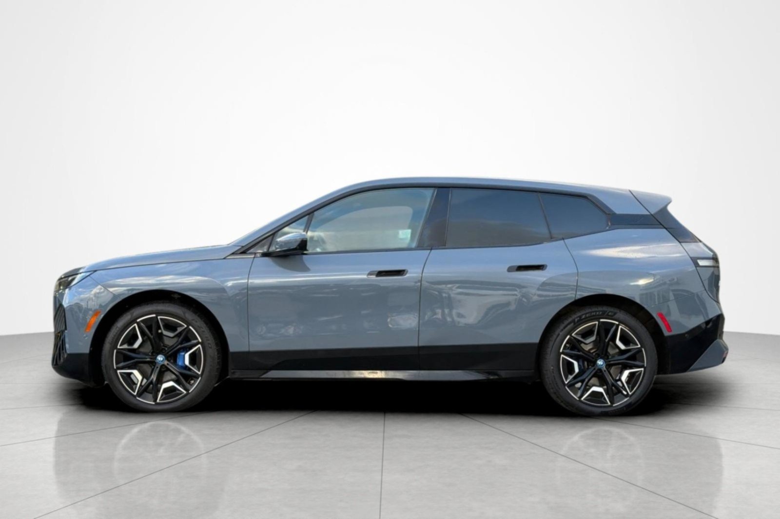 Used 2024 BMW iX xDrive50 w/ Sport Package AWD/4WD image 2