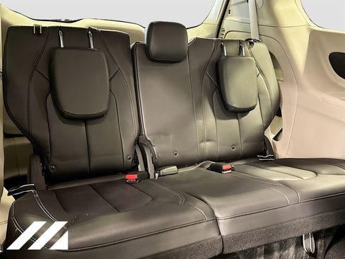 Used 2017 Chrysler Pacifica Touring-L image 27