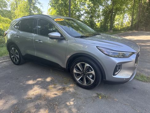 Used 2023 Ford Escape Platinum image 3