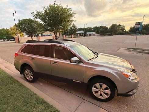 Used 2011 Subaru Outback 3.6R Premium w/ Sound Equipment Group 3A AWD/4WD image 4