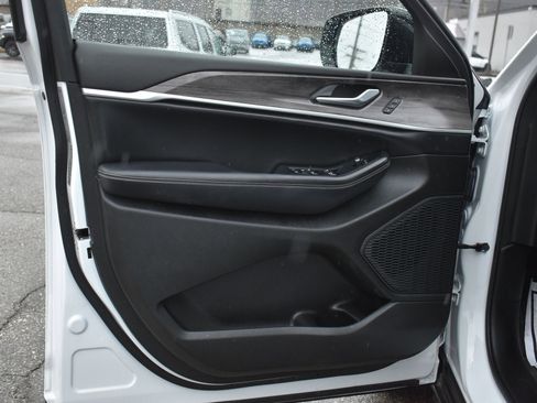 Used 2023 Jeep Grand Cherokee L Limited image 12