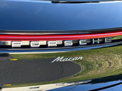 Certified 2025 Porsche Macan AWD/4WD image 31