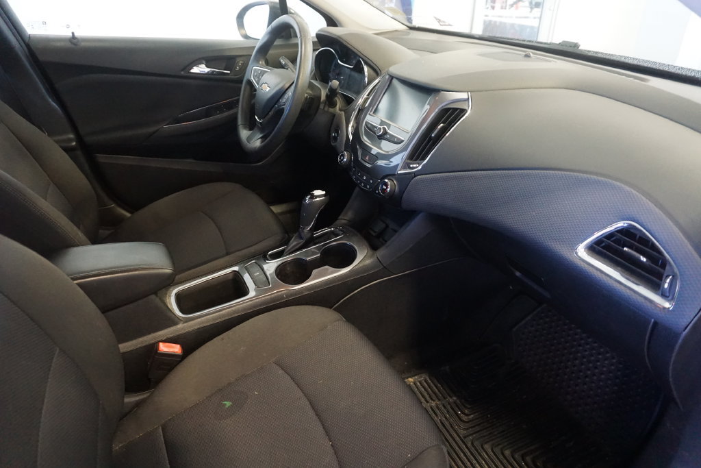 Used 2018 Chevrolet Cruze LT w/ Convenience Package FWD image 21