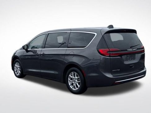 Used 2023 Chrysler Pacifica Touring-L FWD image 9