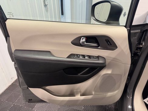 Used 2023 Chrysler Pacifica Touring-L FWD image 11