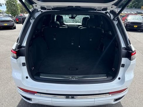 Used 2023 Jeep Grand Cherokee Overland w/ Luxury Tech Group IV AWD/4WD image 12
