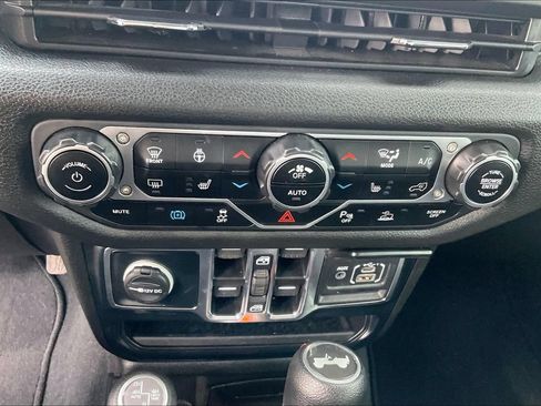 Used 2024 Jeep Wrangler Unlimited w/ Convenience Group AWD/4WD image 32