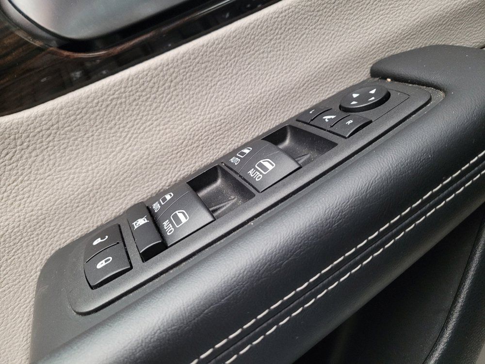 Used 2023 Chrysler Pacifica Limited FWD image 27