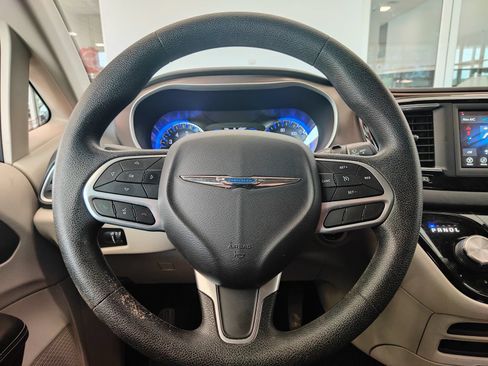 Used 2020 Chrysler Voyager L FWD image 12