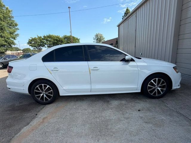 Used 2017 Volkswagen Jetta SE FWD image 2