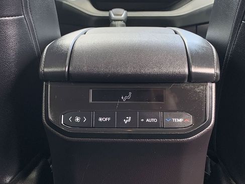 Used 2024 Toyota Highlander XLE AWD/4WD image 33