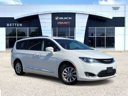 Used 2019 Chrysler Pacifica Touring-L FWD image 1
