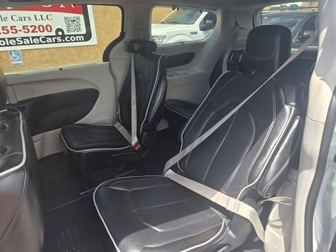 Used 2022 Chrysler Pacifica Limited FWD image 9