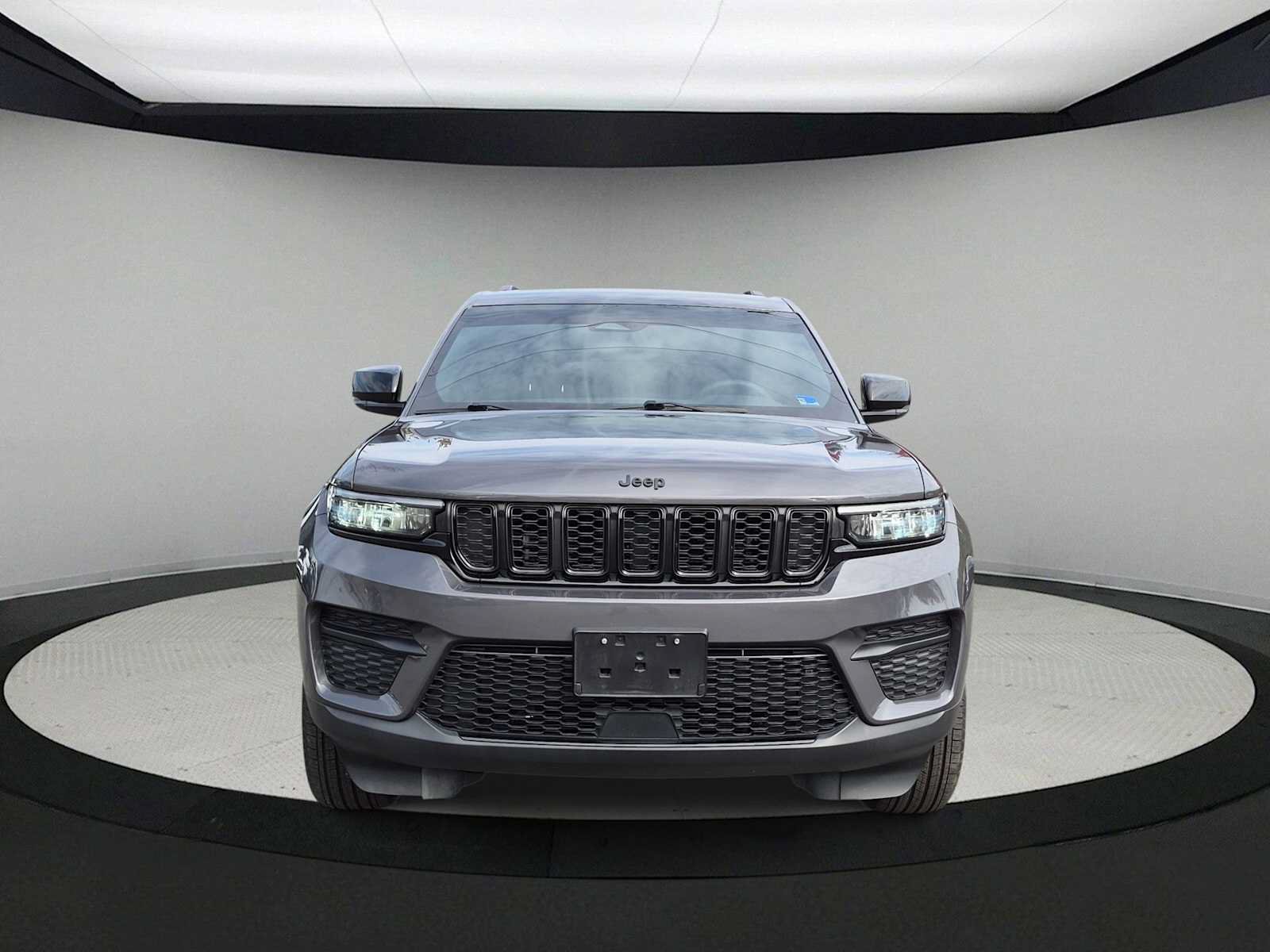 Used 2024 Jeep Grand Cherokee Altitude AWD/4WD image 3