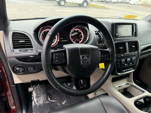 Used 2017 Dodge Grand Caravan SXT image 13