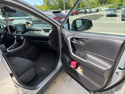 Used 2022 Toyota RAV4 XLE AWD/4WD image 16