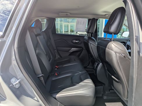 Used 2019 Jeep Cherokee Latitude Plus w/ Cold Weather Group AWD/4WD image 39