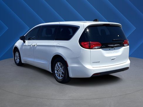 Used 2025 Chrysler Voyager LX FWD image 5