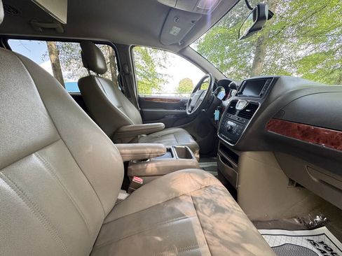 Used 2016 Chrysler Town & Country Touring image 15