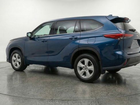 Used 2025 Toyota Highlander LE image 6