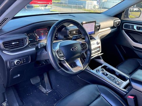 Used 2022 Ford Explorer XLT w/ Equipment Group 202A AWD/4WD image 5