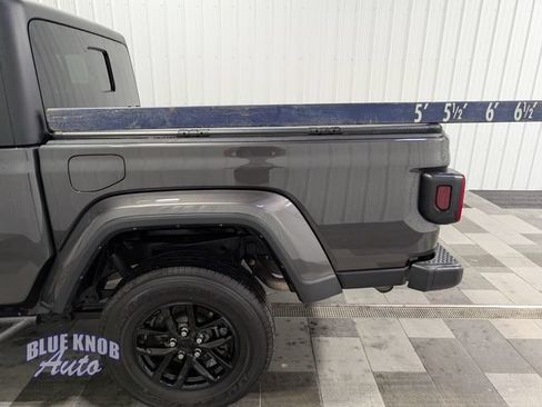 Used 2022 Jeep Gladiator Sport AWD/4WD image 3