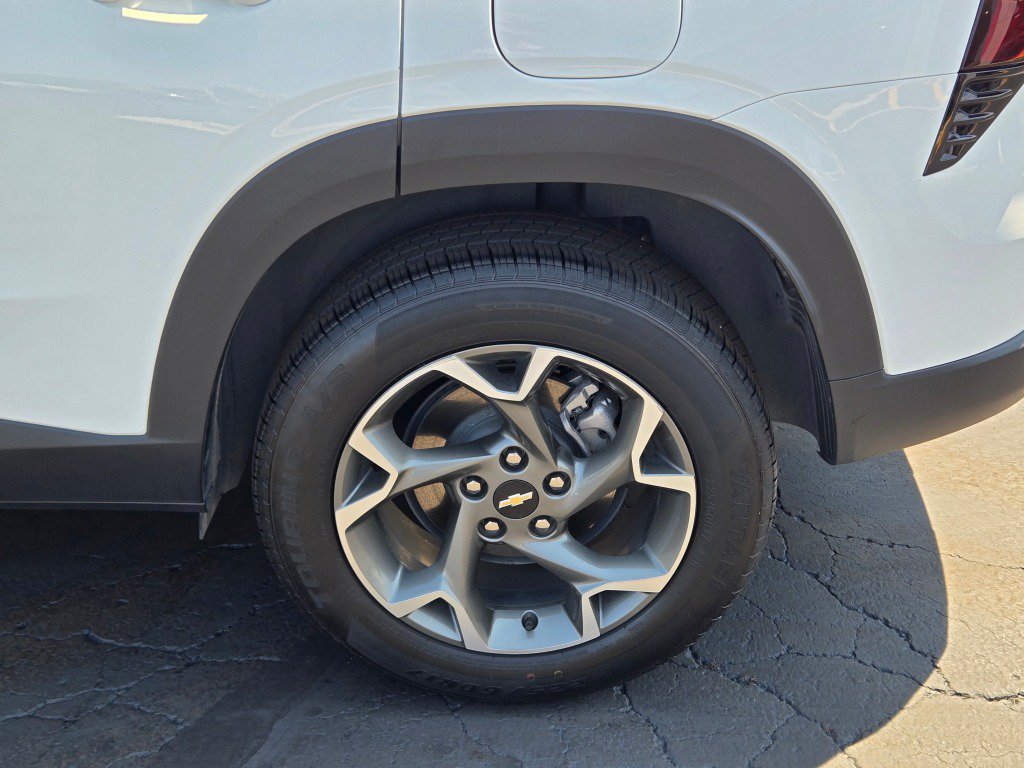 Certified 2025 Chevrolet Trax LT FWD image 14