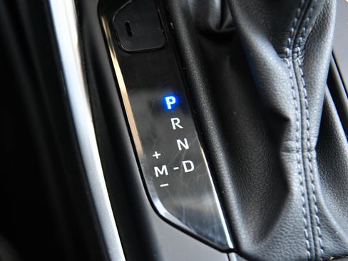 Used 2024 Toyota Highlander LE AWD/4WD image 27
