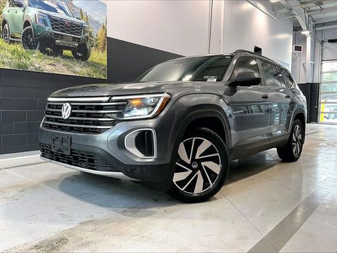 Used 2024 Volkswagen Atlas SE w/ Panoramic Sunroof Package image 3