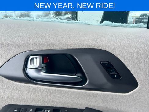 Used 2023 Chrysler Pacifica Touring-L image 13