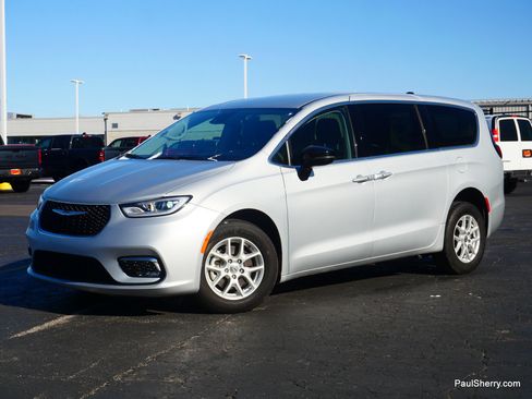 Used 2024 Chrysler Pacifica Touring-L image 17