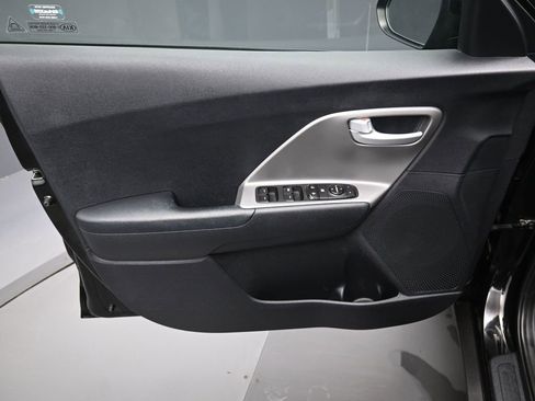 Used 2017 Kia Niro FE image 10