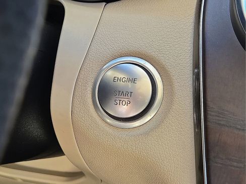 Used 2019 Mercedes-Benz GLC 300 w/ Premium Package image 31