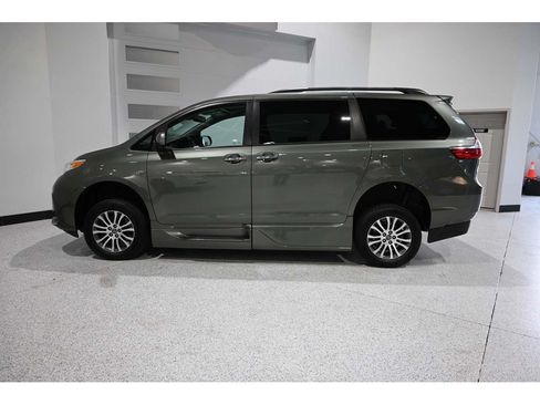 Used 2019 Toyota Sienna XLE w/ XLE Navigation Package FWD image 9