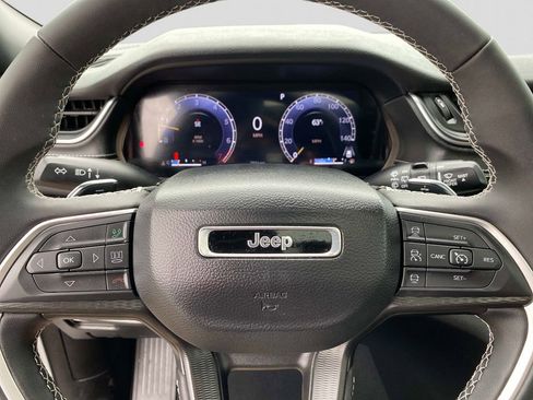 Certified 2025 Jeep Grand Cherokee Laredo X AWD/4WD image 16