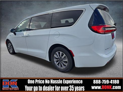 Used 2023 Chrysler Pacifica Touring-L FWD image 6